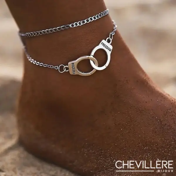 Bracelet de cheville argenté avec pendentif menottes gravées