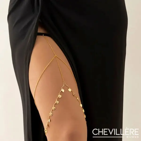 Chaîne de cuisse dorée en plaqué or avec petits motifs délicats