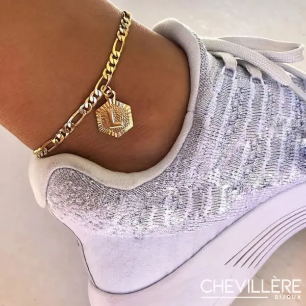 Bracelet de cheville doré avec pendentif hexagonal et lettre gravée