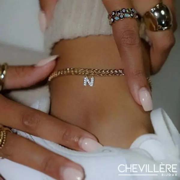 Bracelet de cheville doré personnalisable avec pendentif lettre en strass