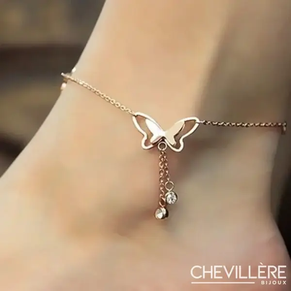 Bracelet de cheville papillon en finition or rose avec chaîne fine